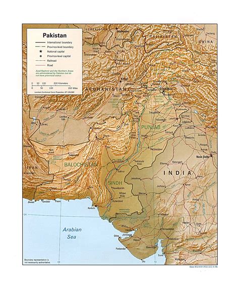 Detallado mapa político y administrativo de Pakistán con relieve carreteras ferrocarriles y