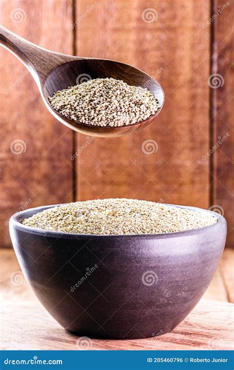 Quinoa Branca Real Numa Colher De Madeira Natural Com Tigela De Barro