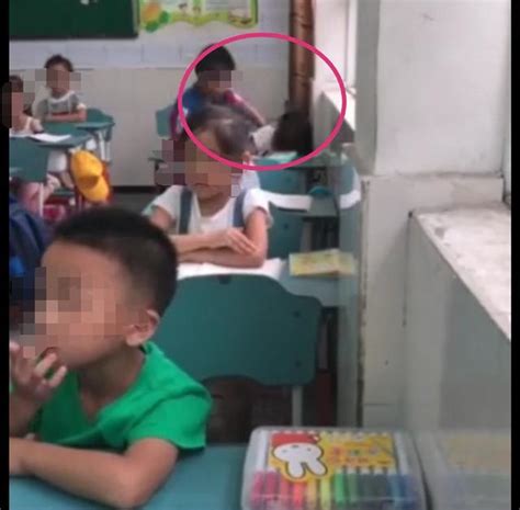 小学男生上课期间在教室里当众小便，并干扰女同学，老师全程无视 男孩