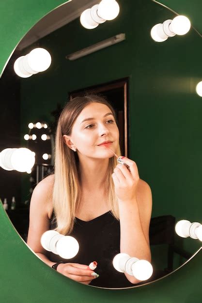 Free Photo Girl Doing Her Make Up In A Green Room