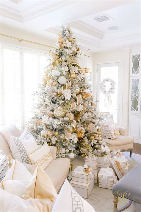 25 Refined Gold And White Christmas Decor Ideas Shelterness