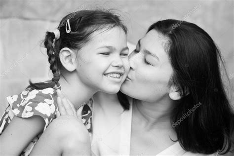 Madre Besando Hija Fotografía De Stock © Radarani 128537658