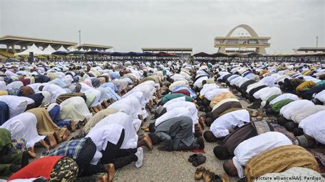 ghana asks mosques to turn down the noise and use whatsapp for call to prayer news dw 14