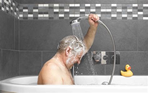 Tipps Um Jemandem Mit Demenz Beim Duschen Oder Baden Zu Helfen MedDe