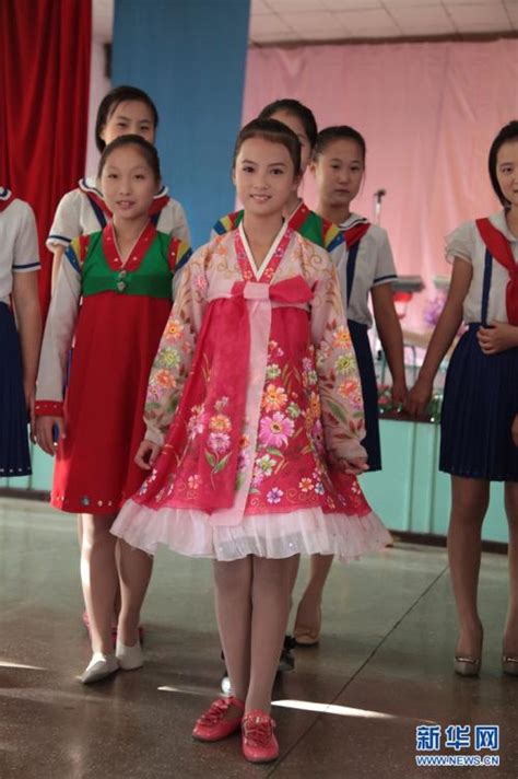 摄影师镜头记录朝鲜校园女生（组图）国际新闻南方网