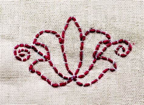 This simple embroidery stitch alternates stem and outline stitch to create a. Outlining with running stitch: a tutorial | Running stitch ...