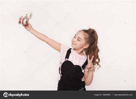 Маленькая девочка делает селфи с ретро камерой стоковое фото ©kegfire 139226652