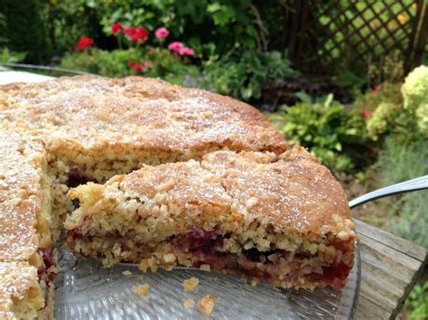 In der form abkühlen lassen und erst dann den ring entfernen. Pflaumenkuchen mit Haferflocken und Mandeln ...