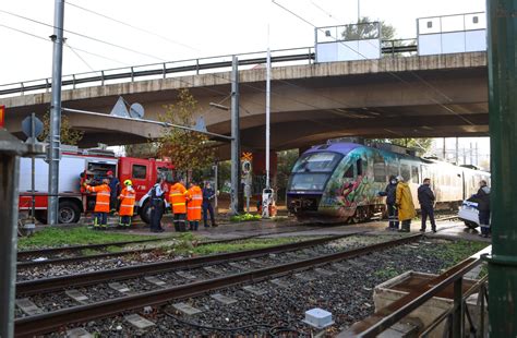 Man dies after being hit by train in central Athens | eKathimerini.com