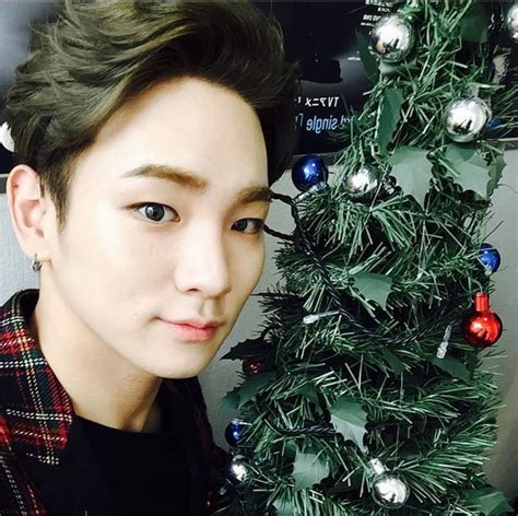 Shinee S Key Celebrates Christmas Early With A Selca