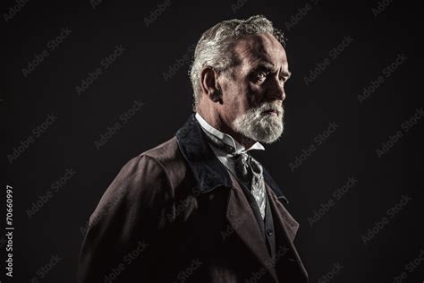 Vintage Characteristic Senior Man With Gray Hair And Beard Stud Foto