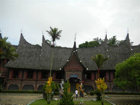 Bila kamu masuk ke dalam, kamu akan menemukan 21 buah terowongan. itineraryku: Bukittinggi: Fort de Kock dan Kebun Binatang ...