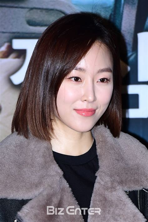 서현진 adlı sanatçının 사랑이 뭔데, 사랑이 뭔데 ve diğer popüler şarkı ve albümlerinin keyfini çıkarın. BZ포토 서현진, 근접 촬영도 문제없는 미모 - 이투데이