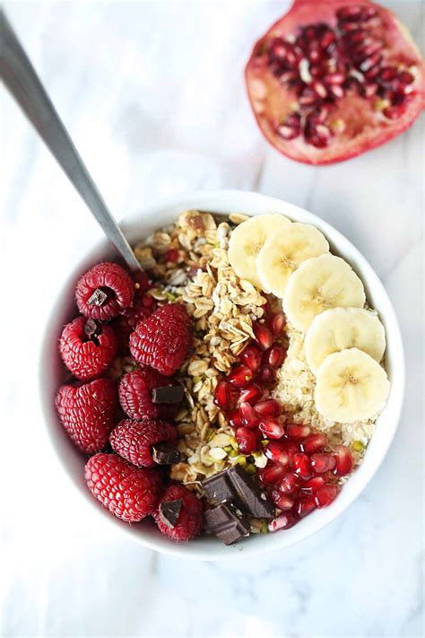 These healthy vegan donuts are made with oatmeal rather than flour. Overnight oatmeal with 20g of plant-based protein | Vanillacrunnch | Food & Lifestyle Blogger