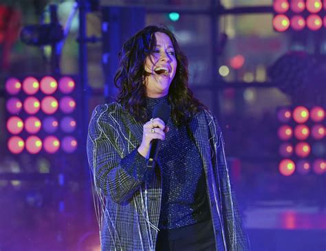 Live Wire Alanis Morissette Clarifies Rock Hall Of Fame Cancellation