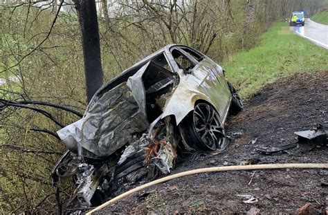 Tödlicher Unfall Im Kreis Calw Autofahrer Kracht Gegen Baum Und Stirbt Baden Württemberg
