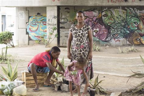 Sem Casa Família Com 6 Crianças Volta A Morar Embaixo Do Viaduto