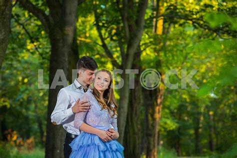 Пара любви влюбленная вместе в парке Форрест девушка в красивом фиолетовом платье солнечный