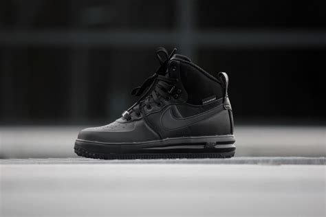 While most of the silhouette's uppers have been kept minimal, the shoes come with subtle tweaks that make the classic air force 1 look as if it's been a geometric rendering of nike and af1 logos appear on the shoe's tongue tag, heel counter and insole. Nike Lunar Force 1 SneakerBoot (GS) Triple Black - 706803-002