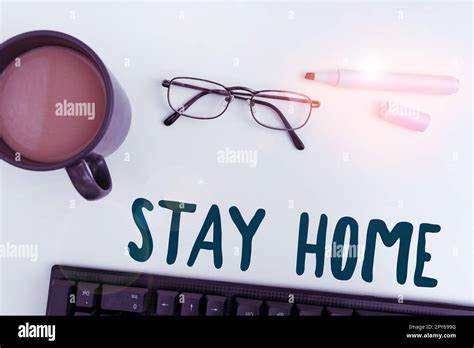 Text mit Inspiration Bleiben Sie zu Hause, Konzept bedeutet, dass Sie