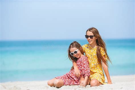 Adorables Niñas Que Se Divierten En La Playa Imagen de archivo Imagen de orilla playa