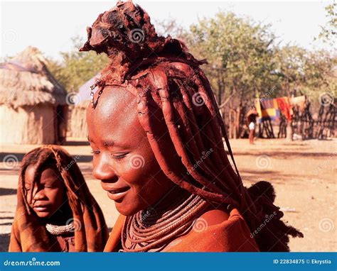 Himba Namibiano De La Tribu Imagen Editorial Imagen De Rojo Turista