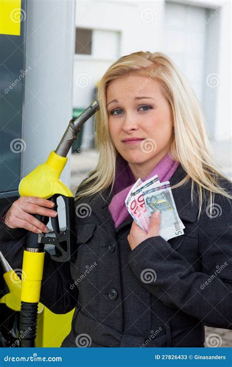 Mujer En La Gasolinera A Reaprovisionar De Combustible Imagen De Archivo Imagen De Gestos