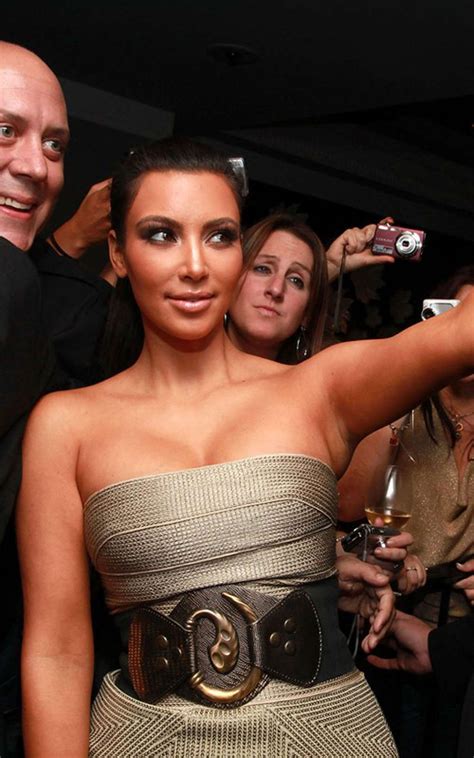 Kim Kardashian Entblößt Riesige Brüste Und Sexy Körper Im Bowling Club