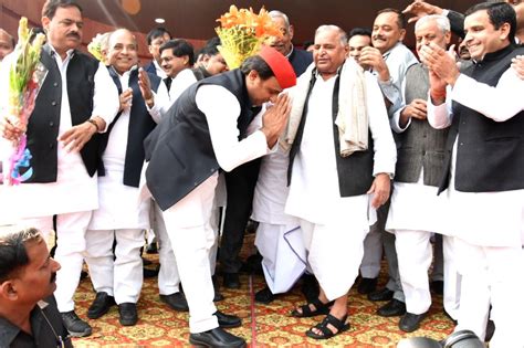 Akhilesh Yadav Greets Mulayam On His Birthday