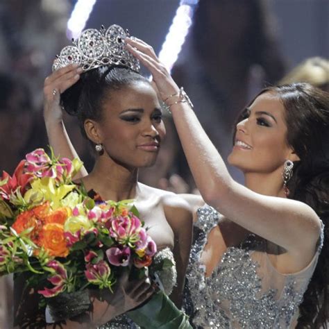 Ximena Navarrete Corona De Leila Lopes Como Miss Universo 2011 Gala