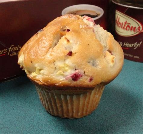Muffin de vainilla con chispas de chocolate recién horneado. Copycat Tim Horton's FRUIT EXPLOSION MUFFINS http://www ...