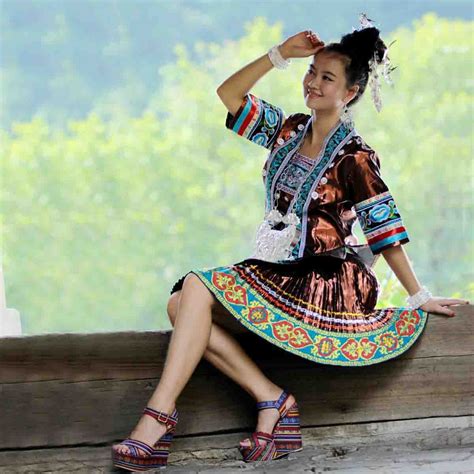 woman-embroidery-hmong-clothing-hmong-clothes-hmong-chinese-clothes-dance-performance-costumes