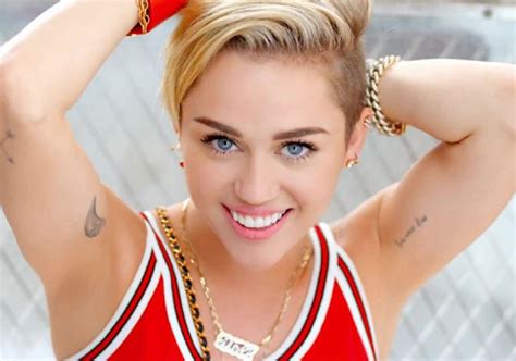 Miley Cyrus Posts Toilet Selfie Hollywood News India Tv