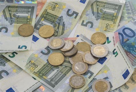 Das schülerbuch „geld und geldpolitik ist als gedrucktes buch für schulklassen sowie digital mit erklärfilme zum thema bargeld. Gratis Afbeeldingen : as, papier, bank, valuta, euro ...
