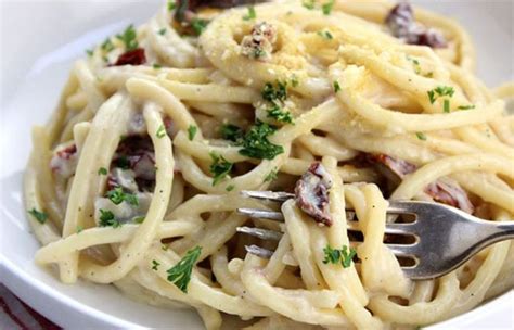 Espagueti, cocer la pasta en abundante agua con sal, escurrir y reservar. Recetas para cocinar espaguetis a la carbonara | Recetas ...