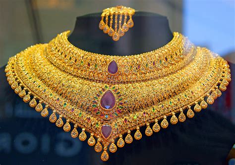 Necklace In A Dubai Jewelry Exclusively For Ladies With Long Neck Goldschmuck Schmuck Ballkleid