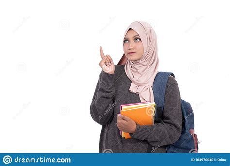 Estudante Do Hijab Aponta Para Cima Com Um Pano De Fundo Foto De Stock