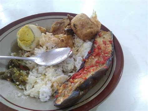 Lele bumbu balado pun siap untuk disajikan. Nasi Lele Balado / Depot Siang Malam Masakan Padang ...