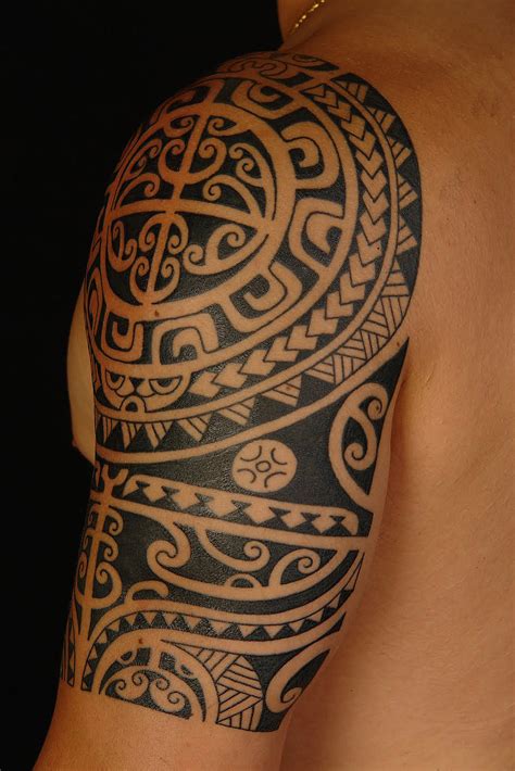 Contenido 3 tatuajes maoríes en el hombro y pecho 5 tatuajes maoríes o tatuajes polinesios la zona del hombro y el pecho es una de las zonas preferidas por los hombres para hacerse. Tatuajes Maories - Ideas y Significado - Tatuajes Para Mujeres