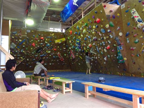 Buy a pass and climb until 11pm! Bouldering gym craze : 2013-11-03