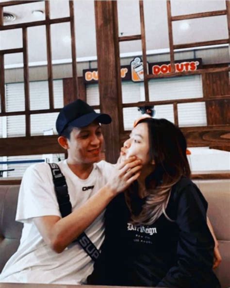 Fotografer solo bali malang madiun semarang sragen karanganyar ngawi boyolali klaten jogja yogya, foto indoor, foto studio, pricelist prewed, pricelist prewedding, pl prewed, pl prewedding. Alasan RRQ XIN Marah Banting HP Iphone 11 dan PC Karena Foto Prewed Nikah Kesebar - Metro ...