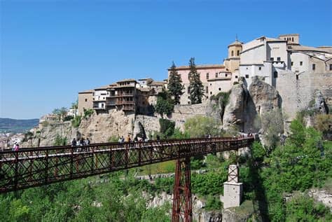 Corrige el nombre de 'casas colgantes' por 'casas colgadas'. The Best Cities You Never Thought To Visit In Spain