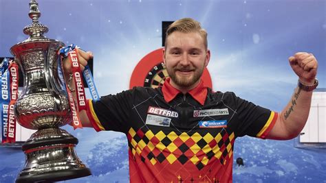 Dimitri van den bergh heeft voor een stunt gezorgd op het world matchplay dartstoernooi in het engelse milton keynes. Van den Bergh ousts Anderson to win World Matchplay