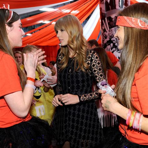 Taylor Swift Meets With Fans After Jersey Show—see The Pic E Online