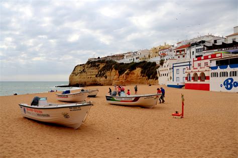 Praia da bordeira mit sandstrand und hohen wellen. am strand von carvoeiro Foto & Bild | europe, portugal ...