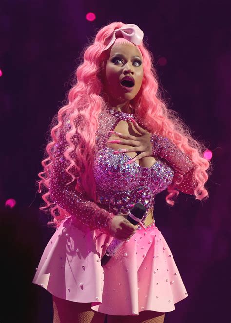 Nicki Minaj Performs In Vibrant Shades Of Pink At MTV VMAs