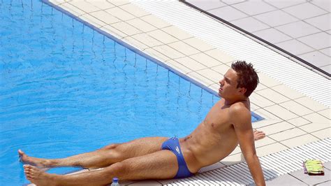 Tom Daley Comes Out As Bisexual Igniting Lgbt Debate The New York Times