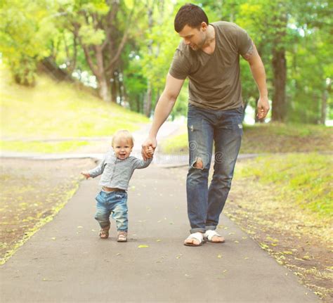 Padre Feliz Con Su Hijo Jugando Juntos Al Aire Libre Con Fondo Azul Del