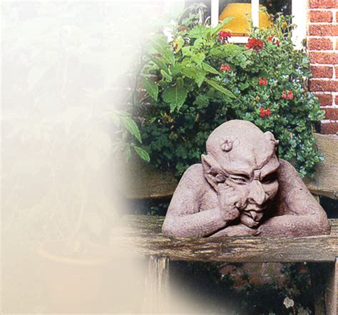 Kennst du den hexengarten im schloss trauttmannsdorf bei meran in südtirol. Steinfigur als Gargoyles für den Garten | Gartenfigur ...