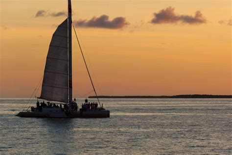 Balade En Catamaran Au Coucher De Soleil à Valence